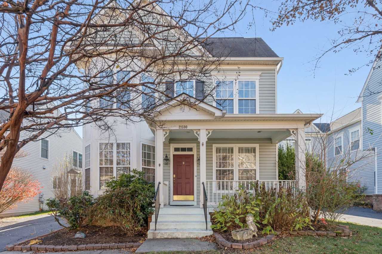 Charming home located in Broadlands.