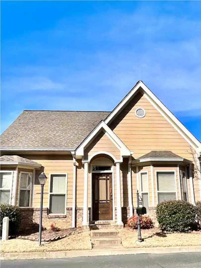 3 bed/3 bath Fully Furnished