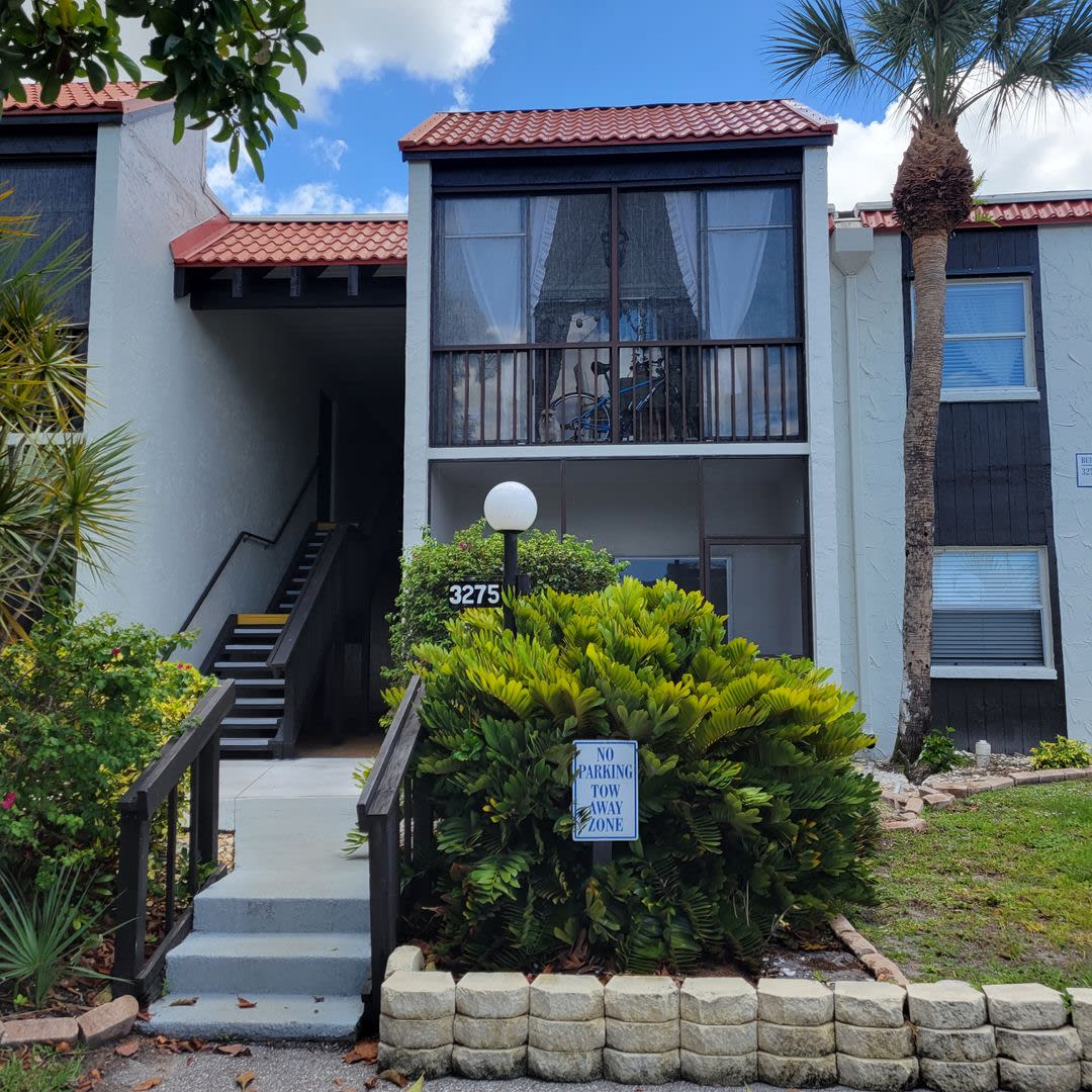 Seasonal/short term 2/2 ground floor condo downtown Sarasota.
