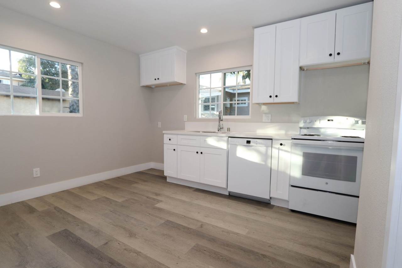 1213 W 3rd St - 2 bedroom 1 bath back home