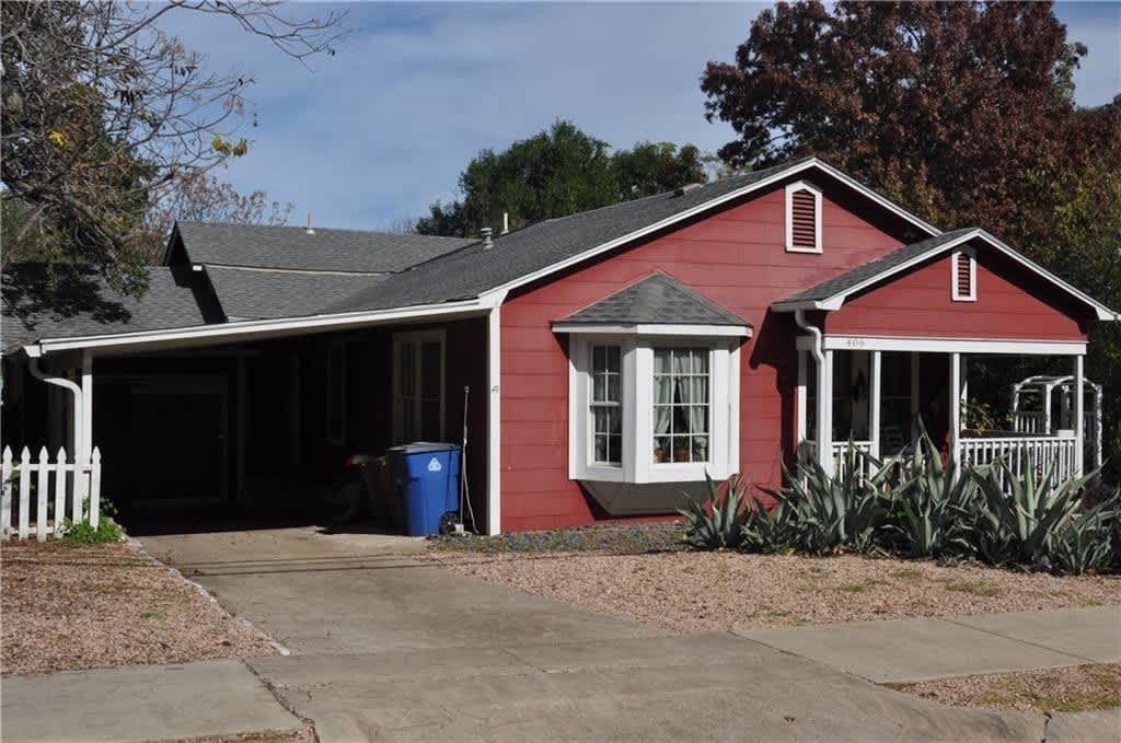 1 Bedroom, back unit with fenced in yard - Available early September!