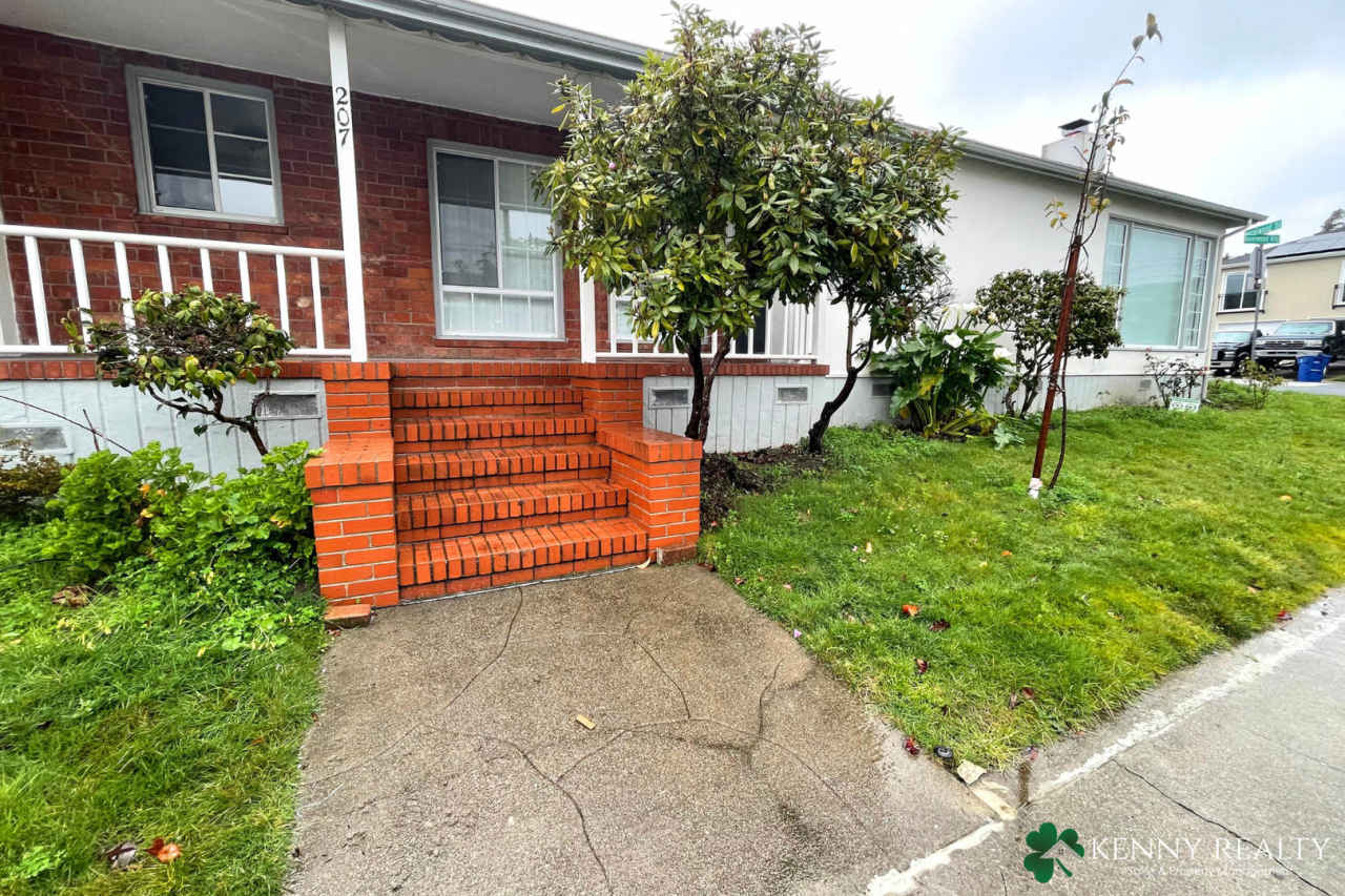 Large 2 Bedroom, 1 Bath Home with Backyard