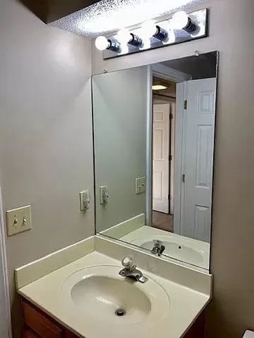 Room in 2 Bedroom Home at Lawndale Dr