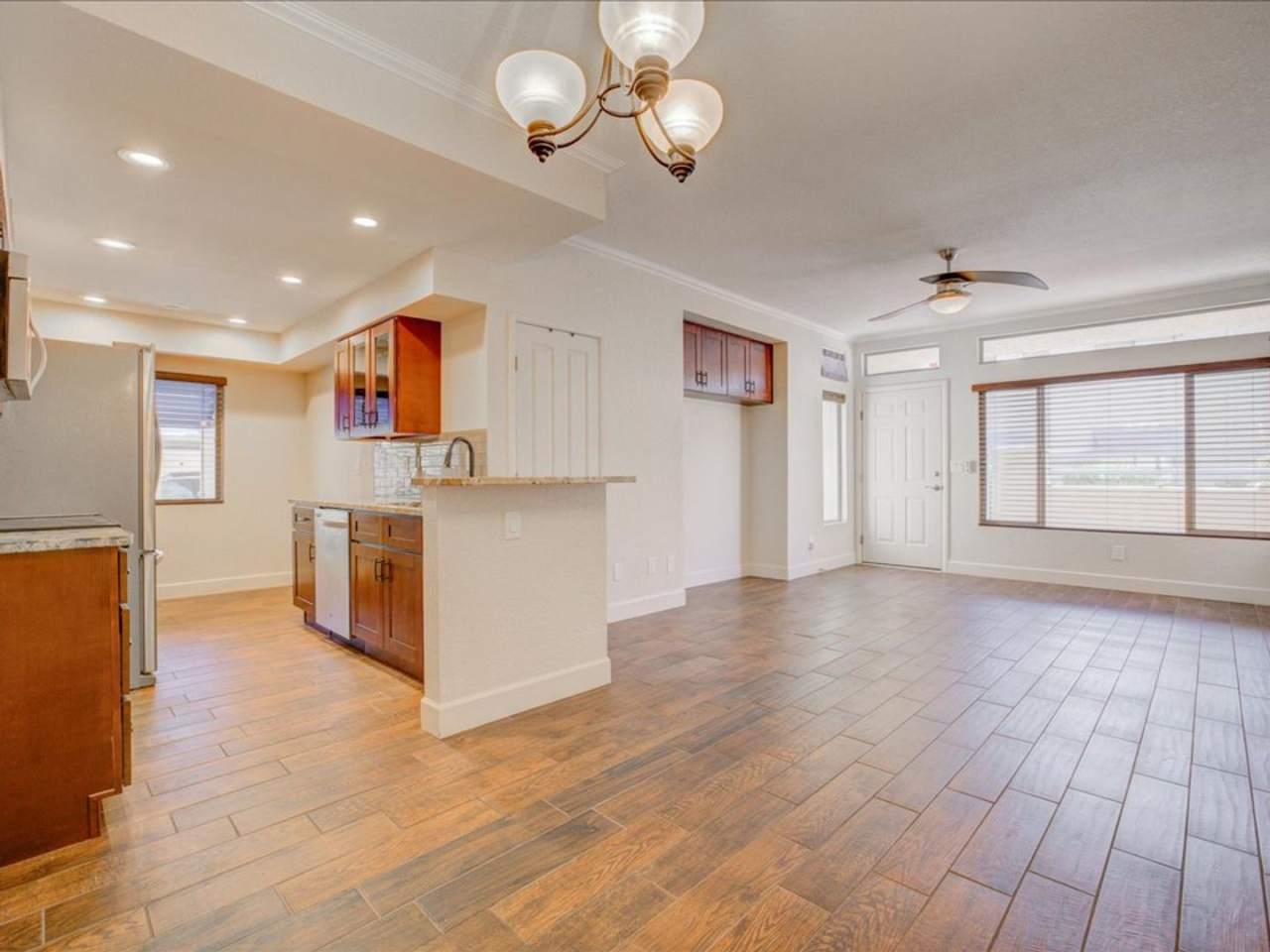 Highly desirable Summer Tree community featuring a 2bedroom 2bathroom ground-floor condo!