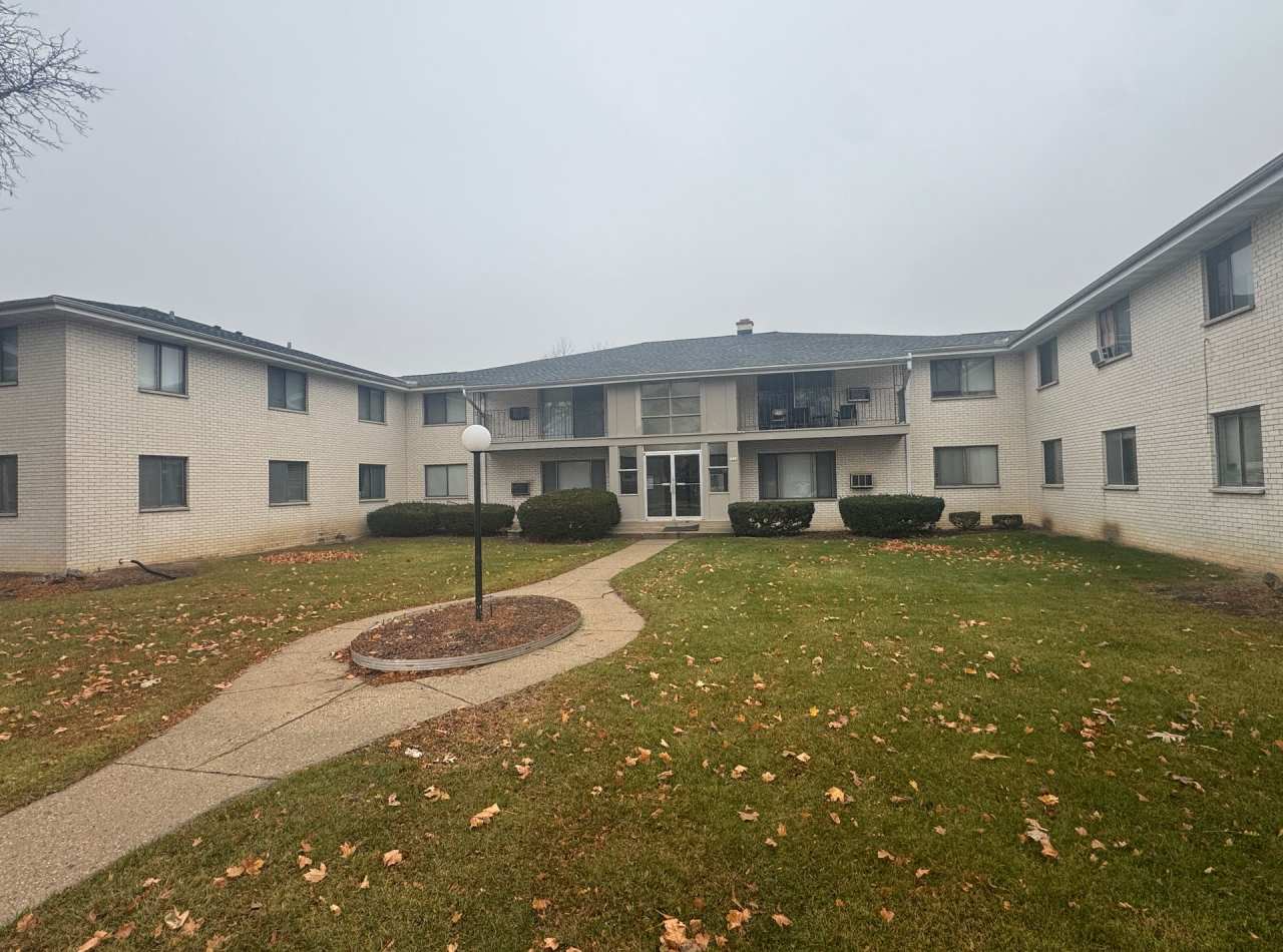 Spacious 2 Bedroom Apartment Available!