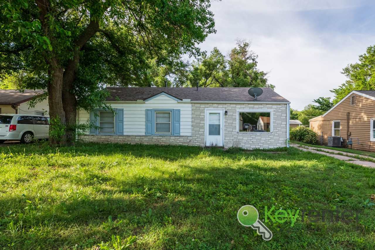 2 WEEKS FREE!! Cute 3 bedroom house near shopping, restaurants, and easy highway access!