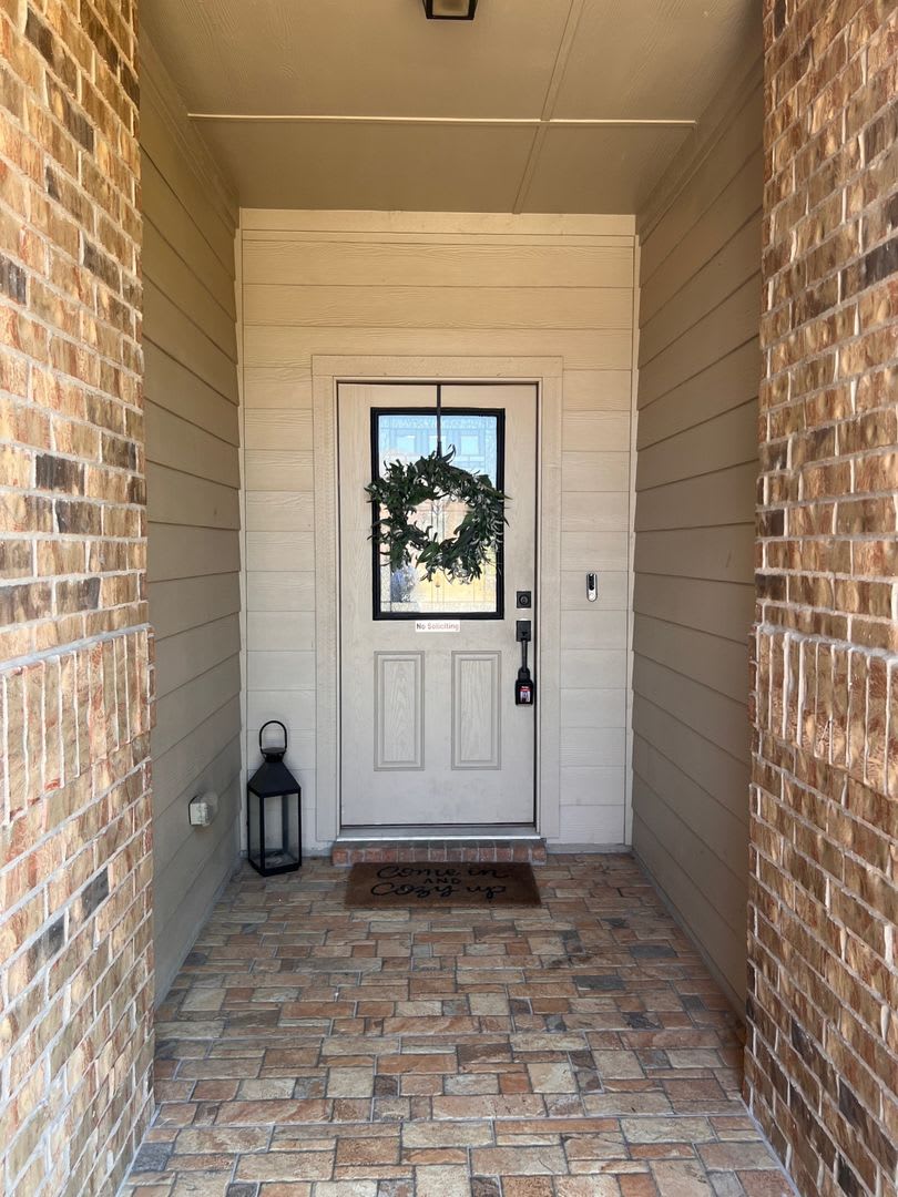 4 bedroom/2 bath/2 Car Garage - Beautiful Tile Flooring