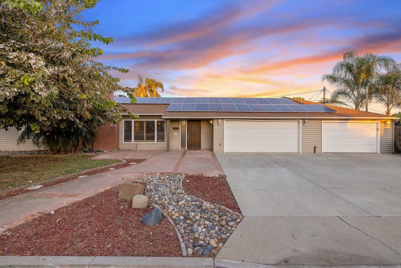 3 bedroom 2 bath with Pool and Solar