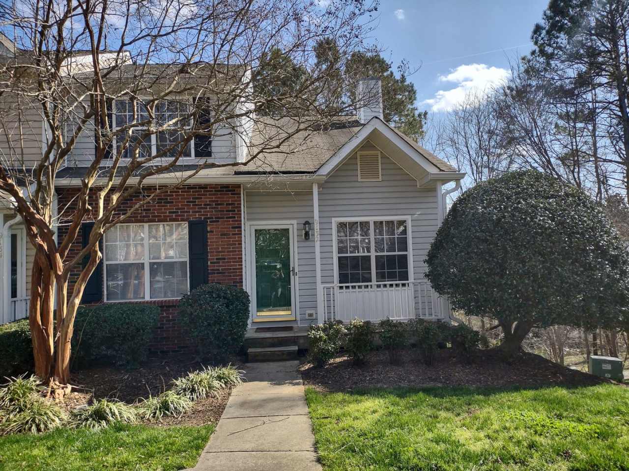 Move in Ready, End Unit Townhome located in Rossmore !