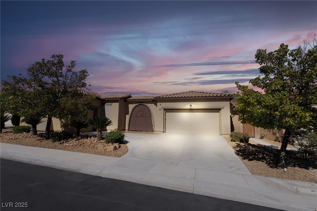 7232 Frontier Hills Avenue