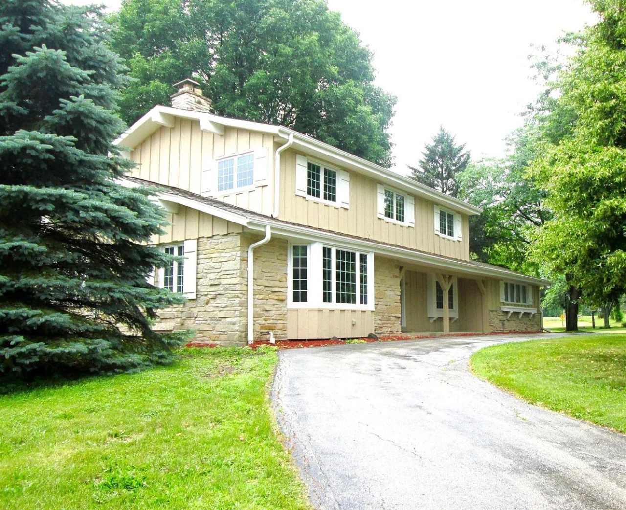 Desirable Mequon Home in Heart of Ville du Parc!