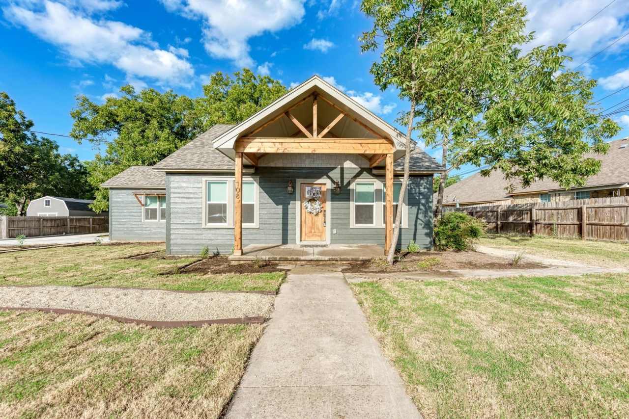 Stunning 3/2.5 with Office in West Lampasas