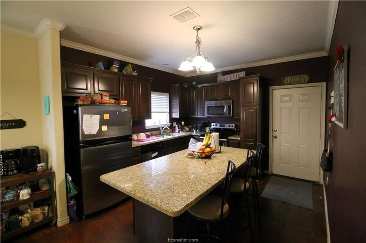 Spacious 4 Bedroom, 3 Bathroom House in Horse Haven!