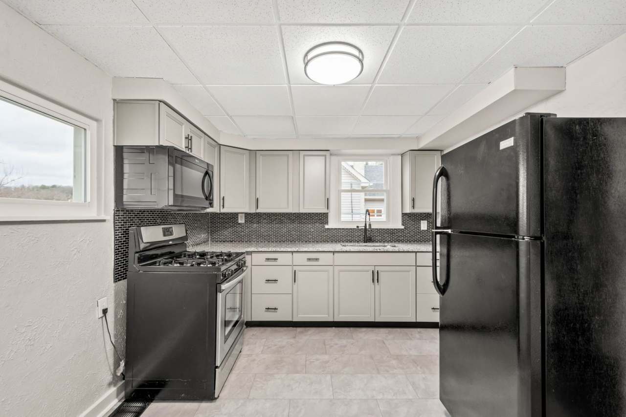 Stunning 3 bedroom home in South Park available September 1!