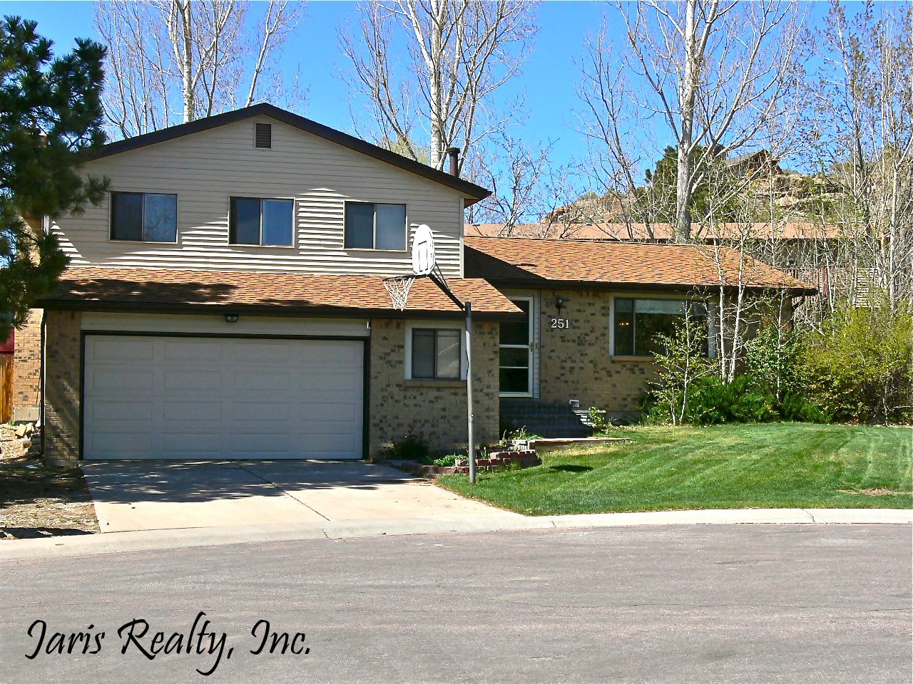 Charming Cul-De-Sac Home Near Downtown Castle Rock. Fantastic Fenced Backyard!