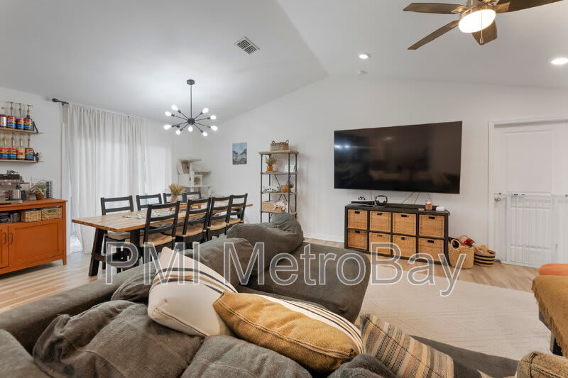 902 West Alsobrook St