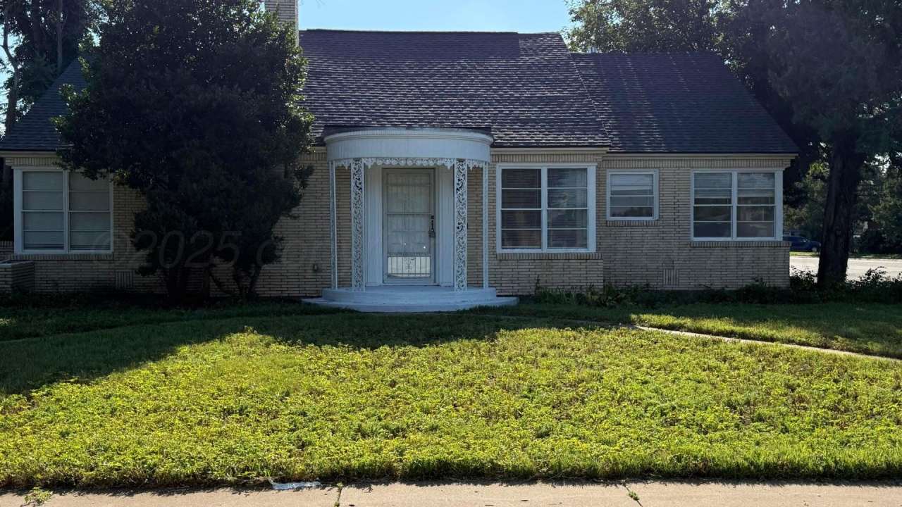 LARGE 2bedroom 1bathroom with 1 car garage with a sunroom CH/A