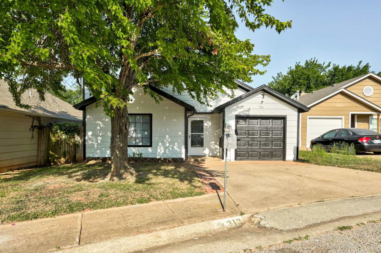 ** Move-In Special - $500 off first month's rent ** 3-Bedroom Home for Rent in Prime Edmond Location
