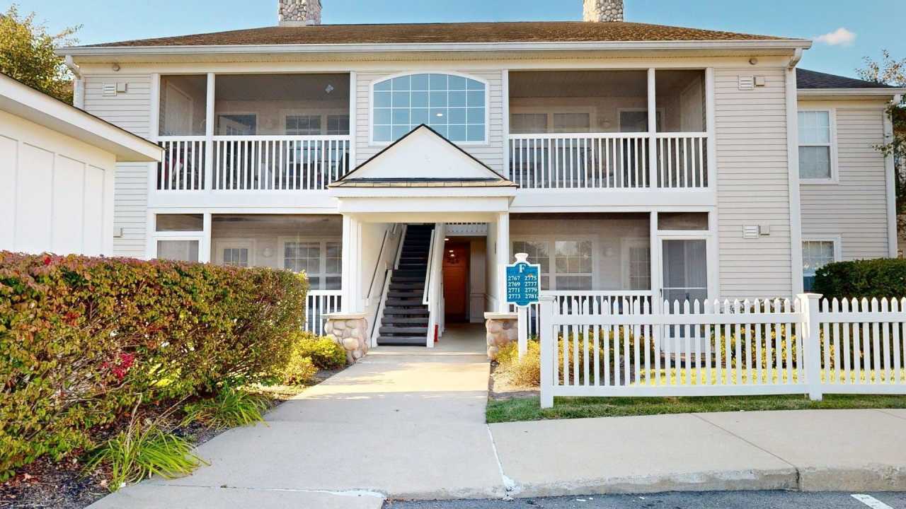 2767 S Knightsbridge Circle