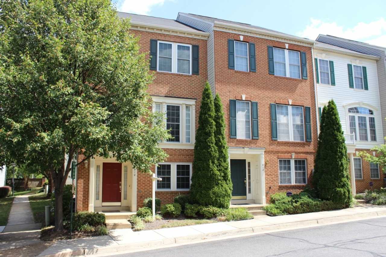 Lovely 2 Bedroom with office on 1st floor, 2.5 Bath Townhome with Den Close to Van Dorn Metro in Summers Grove