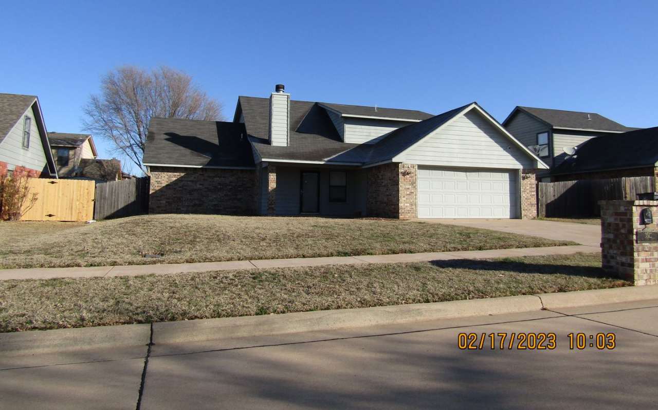 Crown Pointe Area!! PETS ARE NEGOTIABLE WITH OWNER APPROVAL