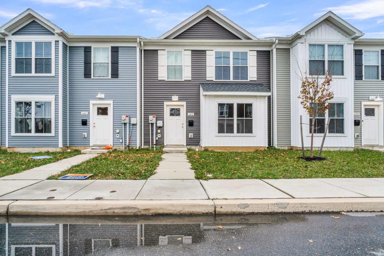 Beautiful 3 bedroom, 2.5 bath townhouse available!