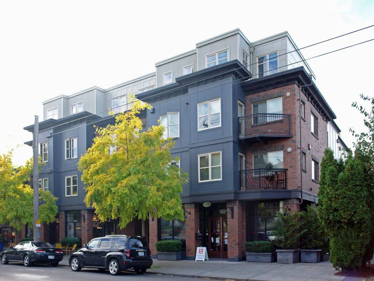 Half Off First Month's Rent!--Sun-Filled Queen Anne Condo With Private Entrance