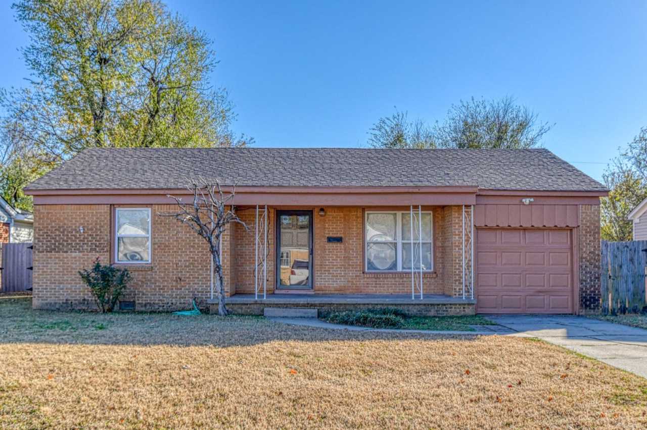 2 bedroom/1 bathroom - Centrally Located in Norman!!