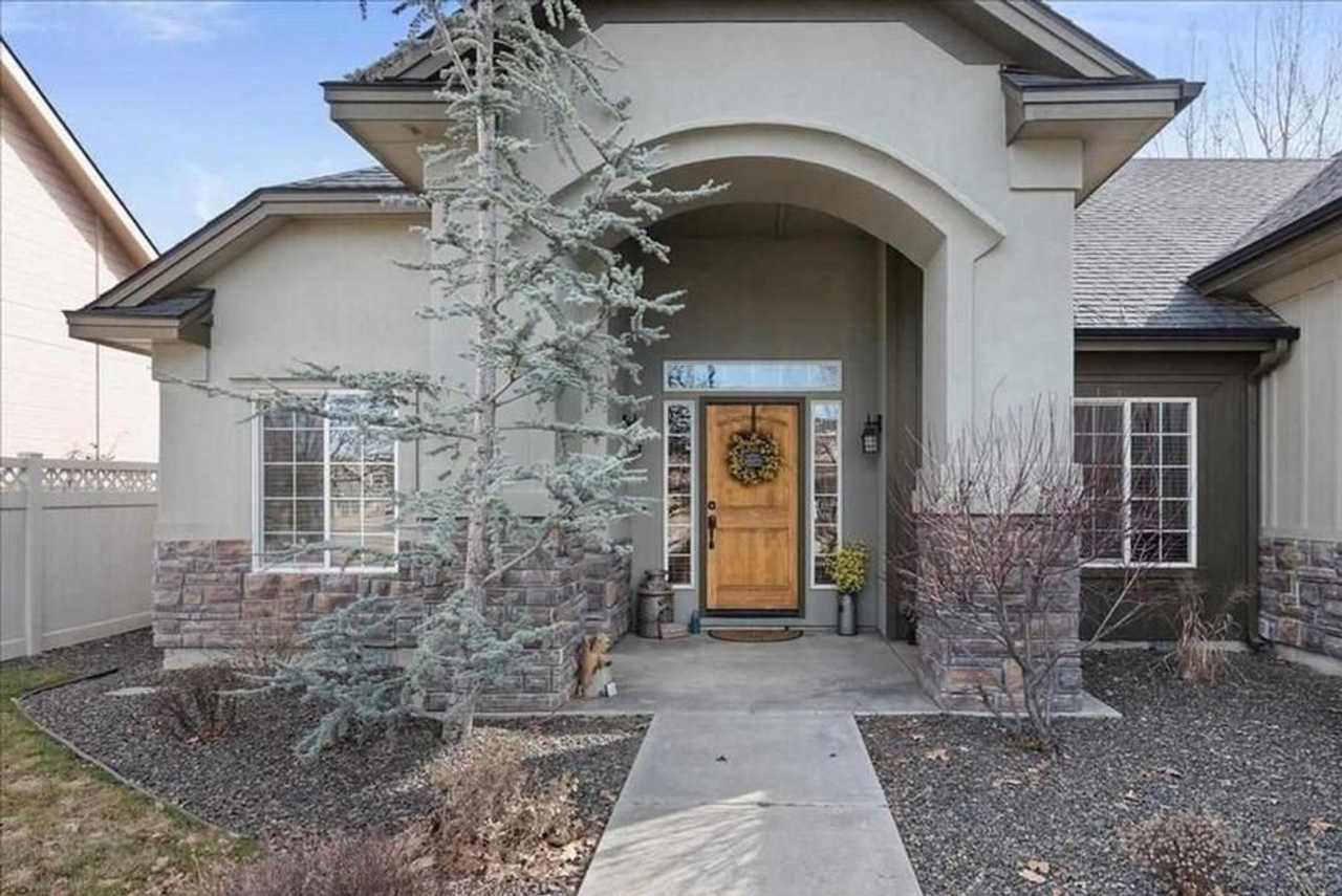 Beautiful 4 bedroom/3 full bath with Large Guest quarters in Vienna Woods