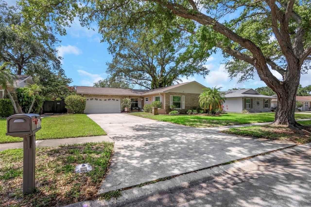 1542 DINNERBELL LANE E