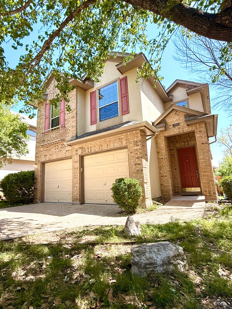 **APPLICATION RECEIVED** **MOVE IN SPEICAL** 2-Story 3 Bedroom / 2.5 Bath Home In Stone Oak!