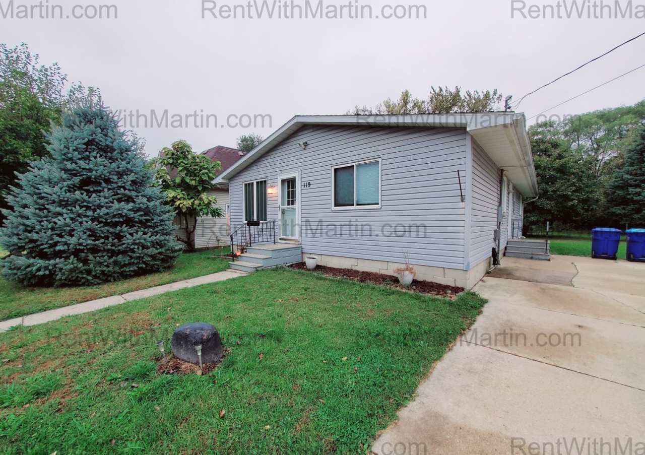 3 Bedroom, 2 Bath  Main floor laundry- 6th St in Oelwein Iowa!