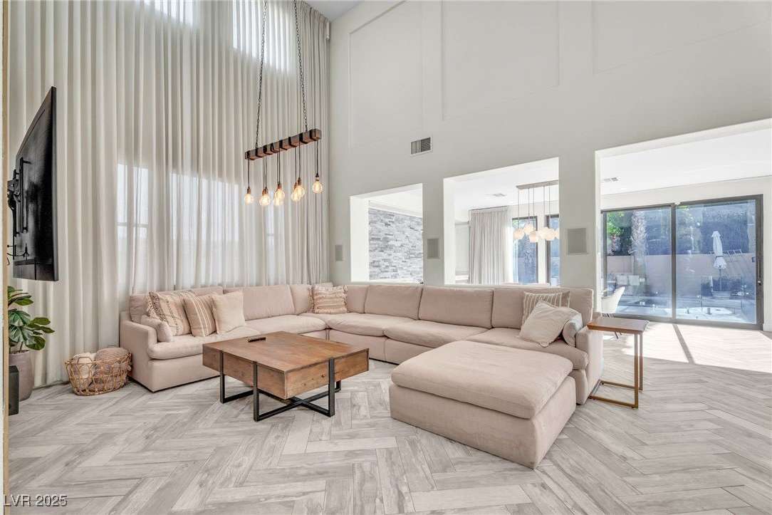 9885 Shadycrest Court