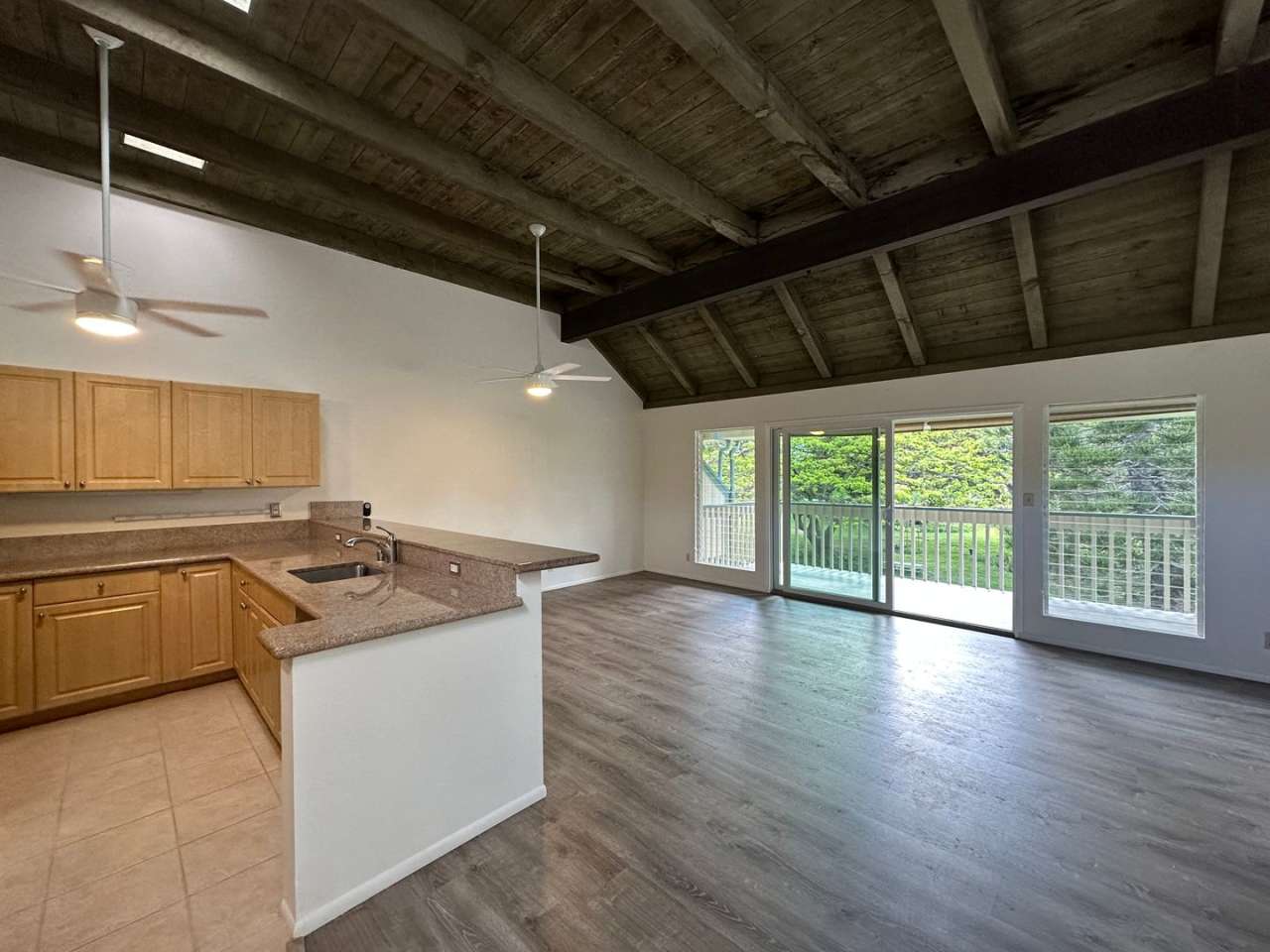 Upgraded 3 bedroom/2 bath townhome at Yacht Club Terrace