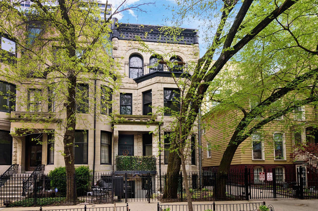 21 E DIVISION Street