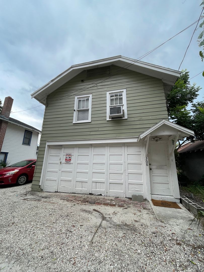 FALL 2026!!! Private 1 Bedroom Historic Home w/ FREE PARKING - Walk to UF!