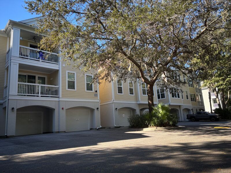 60 Fenwick Hall Allee