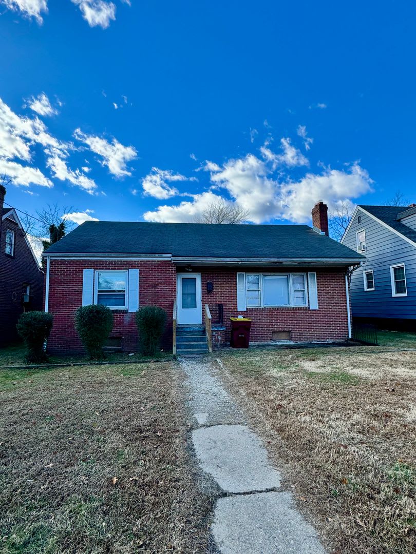 4 bed 2 bath house in Petersburg