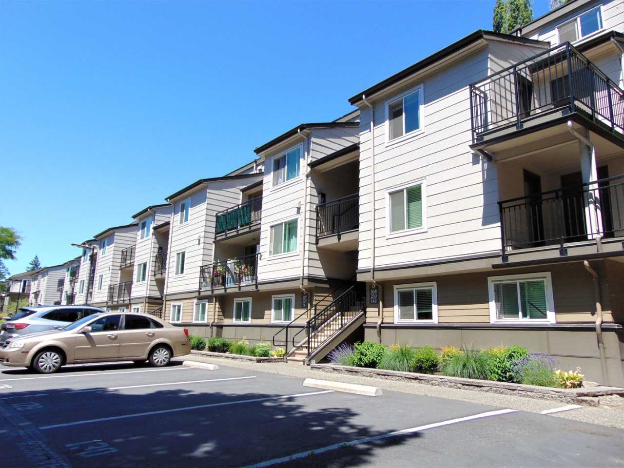 Top floor lofted 2 bedroom with gorgeous spiral staircase, vaulted ceilings and hardwood flooring!