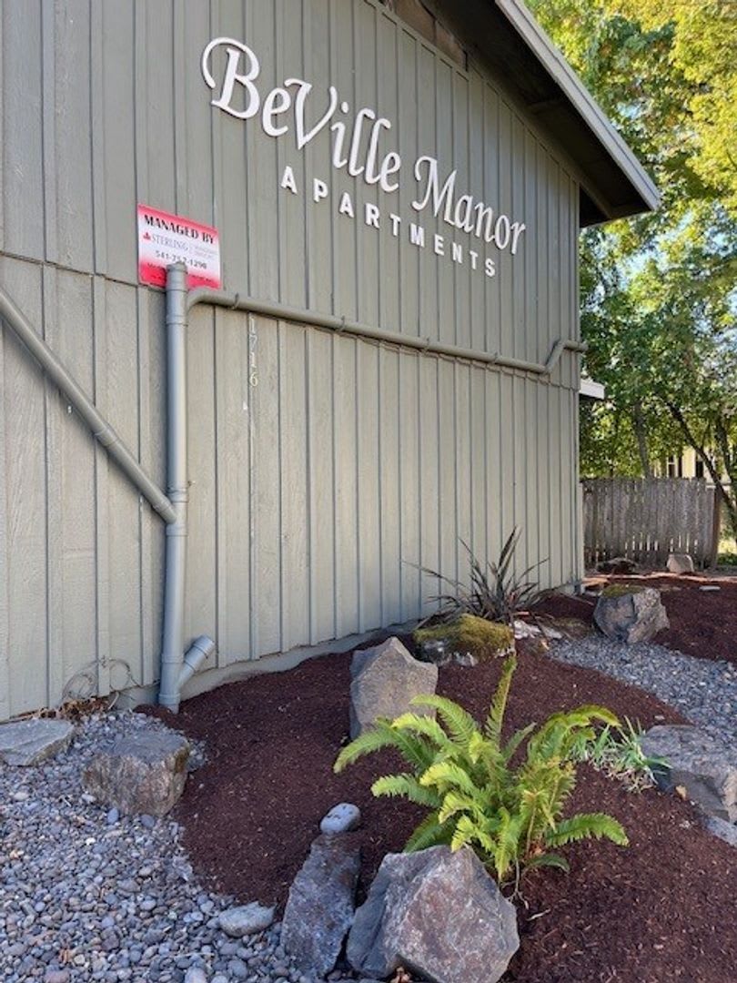 (248) 2 Bdrm Town Home w/ Private Yard Area