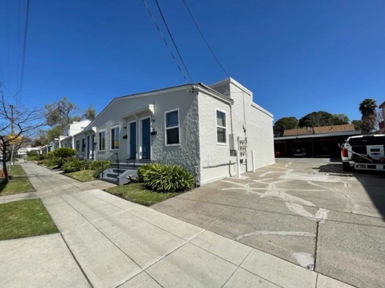 Charming, Studio Freshly Painted, move in ready