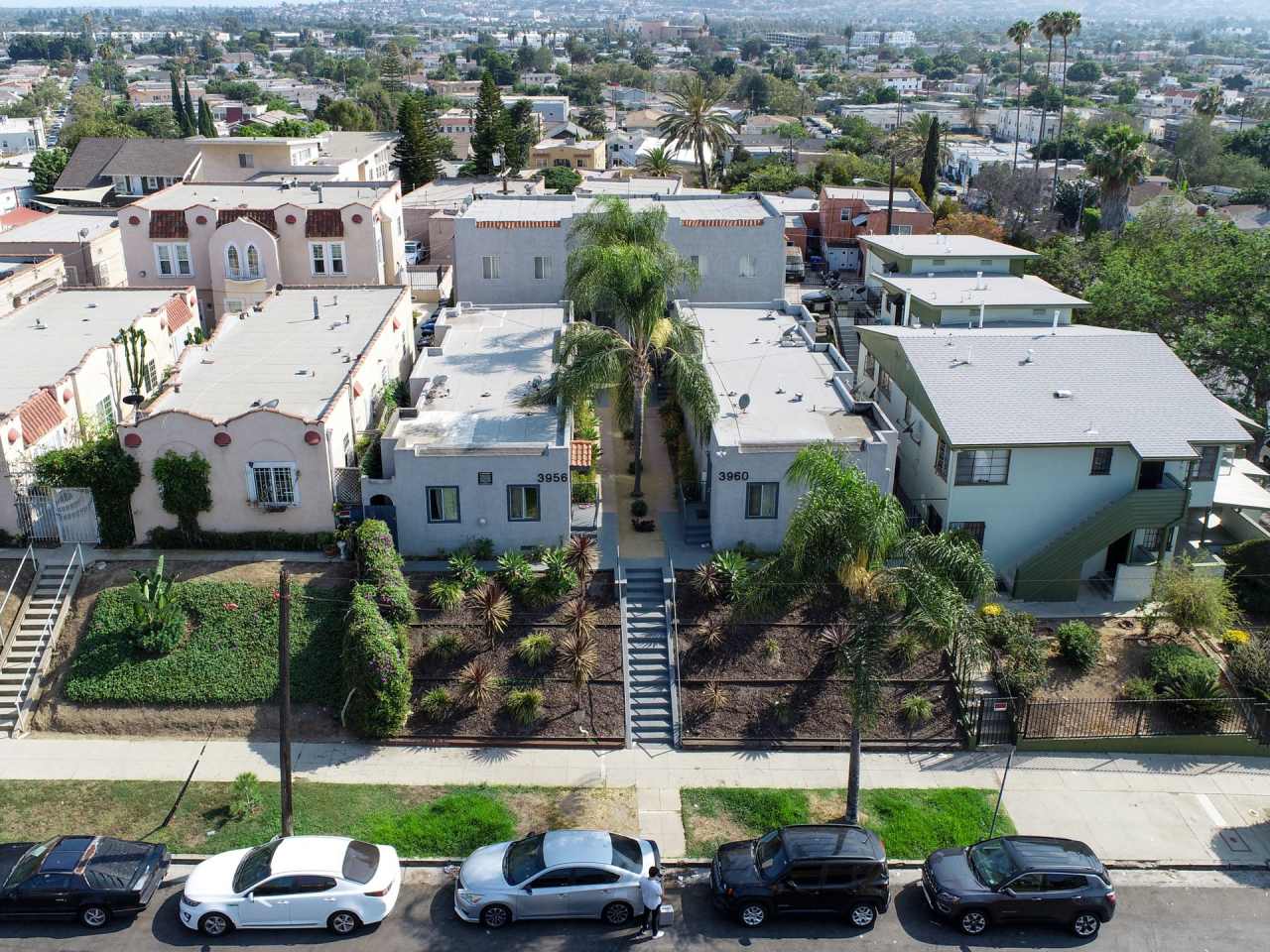 Cozy 1 Bed / 1 Bath with Stainless Steel Kitchen, Parking, and In-Unit Laundry – 3960 1/2 W 27th St