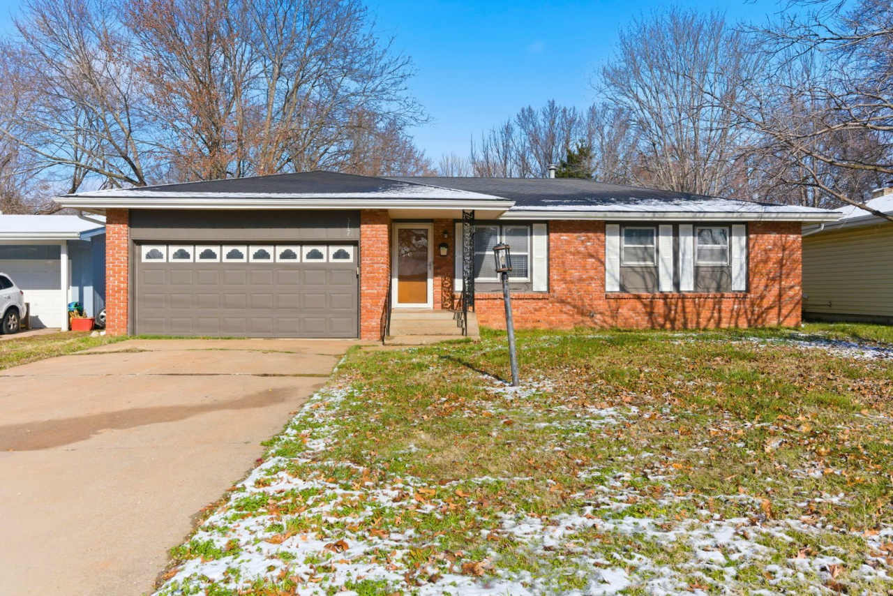 3 Bedroom | 2 Bathroom | 2 Car Garage | Springfield MO | Fenced Back Yard!