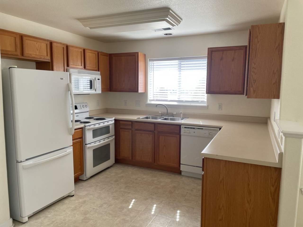 Bright  Spacious 2 Bed, 2 Bath Condo