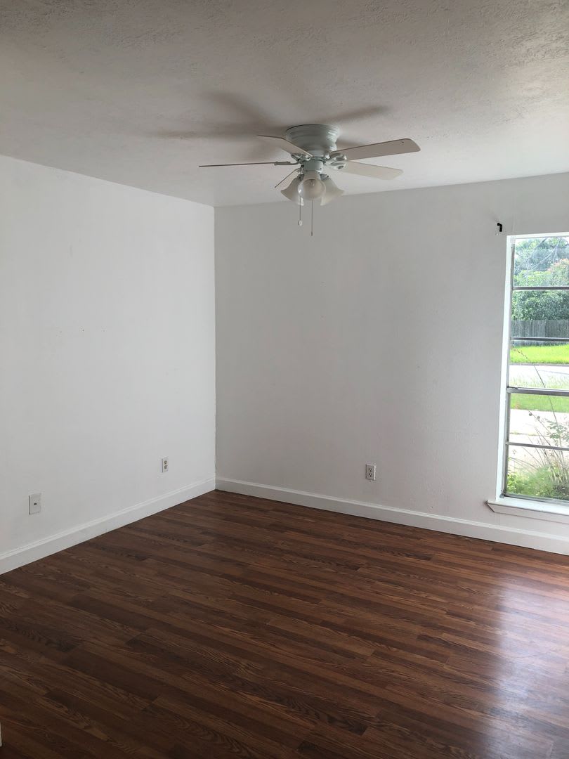 CUTE TWO BEDROOM ONE BATH DUPLEX ON SHUTTLE ROUTE