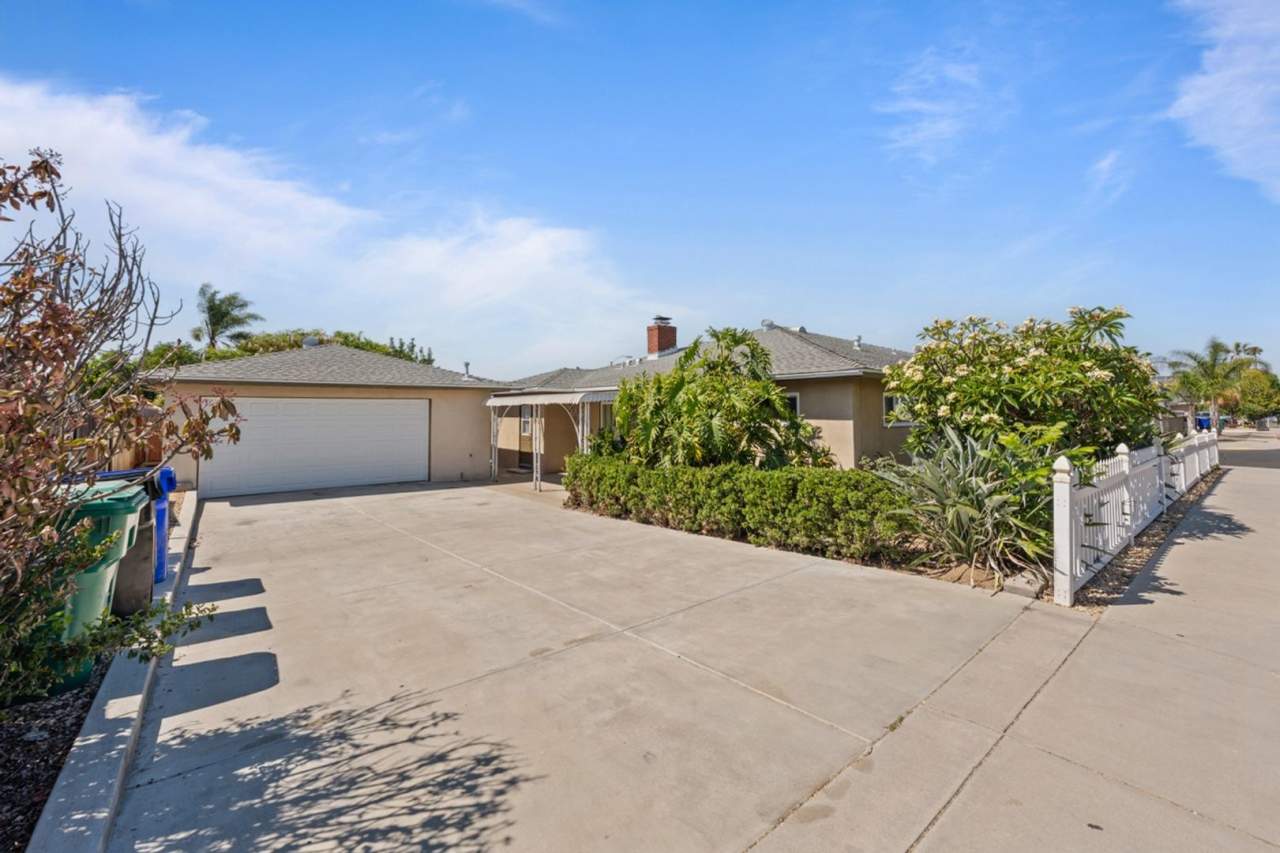 Oversized detached garage!