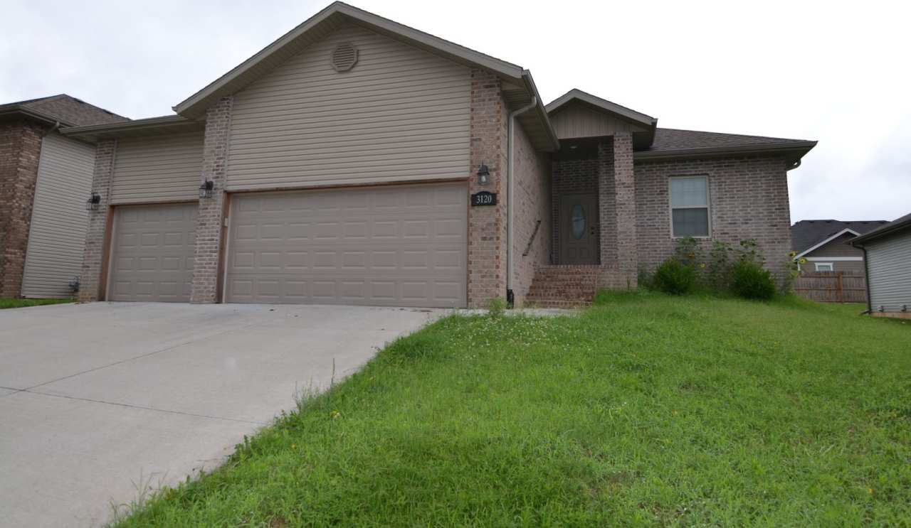 Gorgeous 3 bedroom Available in May!