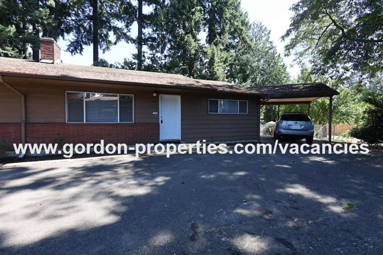 SE Green Vista Dr - Milwaukie 2 bedroom duplex with fireplace