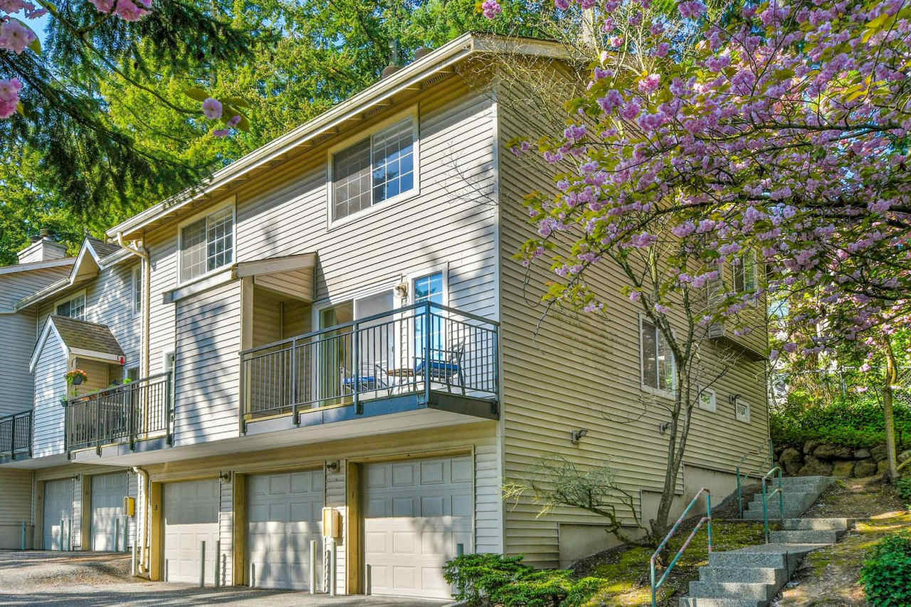 Beautiful 2 bed, 1.5 bath Townhome located in Edmonds $2395/mo.