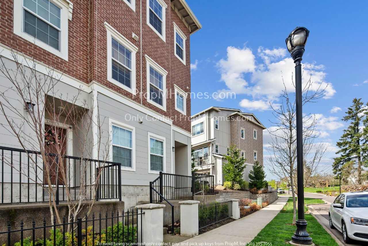 Updated 3 Bed Townhome in Highly Desired Villebois Community! Deposit Special!